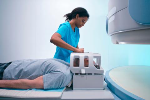 Doctora realiza una resonancia magnética a un paciente