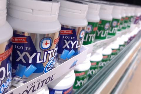 Lineal de un supermercado con productos que contienen xilitol