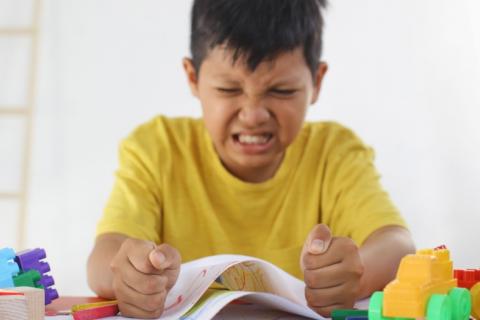 Niño con TEA enfadado mientras hace actividades