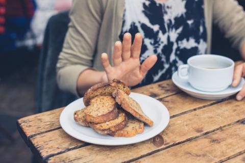 Mujer celíaca rechaza alimentos con gluten