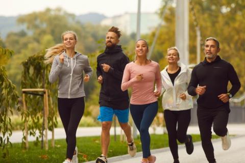 Grupo de personas practica corre al aire libre