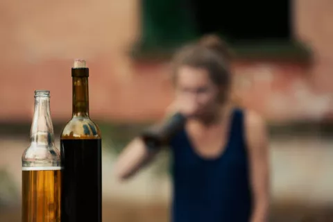 Alcoholismo, adicción a beber alcohol