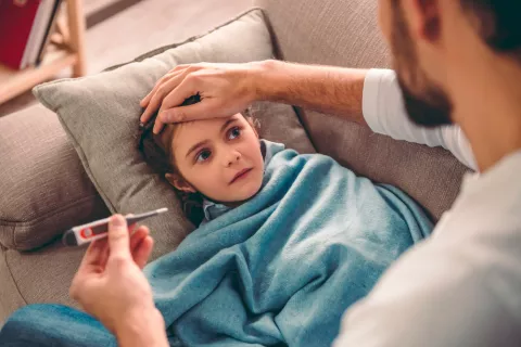 Niña con síntomas de gripe