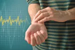 Qué hacer en caso de sufrir palpitaciones cardíacas Un hombre tomándose el pulso
