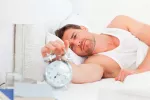 Síntomas de la apnea del sueño Hombre con apnea del sueño y problemas para dormir