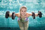 Tipos de aquafitness Chica practicando aquaerobic