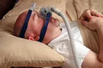 Tratamiento de la apnea del sueño Varón con una mascarilla CPAP para la apnea del sueño