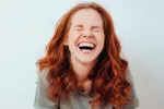 ¿Tienes sentido del humor? Chico riéndose