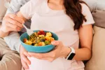 La dieta mediterránea en el embarazo controla el crecimiento del bebé Mujer embarazada tomando comida saludable