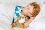 La apnea del sueño puede dañar el desarrollo cerebral de los niños Niño durmiendo con peluche