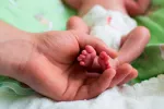 Los bebés prematuros son más propensos a tener problemas cognitivos Bebé prematuro con su padre