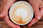 Combinar cafeína y otro componente del café protege frente al párkinson Persona mayor con una taza de café en las manos