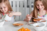 Los niños que no desayunan pueden sufrir déficits nutricionales Niños desayunando
