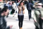 Asocian el déficit de vitamina D en neonatos con la esquizofrenia Chica joven con esquizofrenia