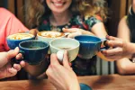 Tomar café a diario, con o sin cafeína, reduce el riesgo de mortalidad Personas tomando café