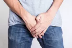 Hombre con síntomas de la enfermedad de peyronie