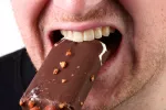 Sensibilidad dental Hombre mordiendo un bombón helado