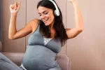 Escuchar música en el embarazo ayuda al bebé a codificar el lenguaje Mujer embarazada escuchando música