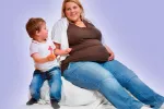 Así afecta a los hijos sufrir obesidad y diabetes durante el embarazo Mujer obesa embarazada junto a su hijo
