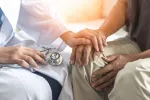 Doctores españoles logran revertir los síntomas motores del párkinson Un médico hablando con un enfermo de Párkinson