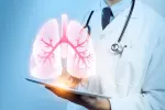 Logran remitir el asma con una terapia basada en células CAR-T Un neumólogo mostrando una ilustración virtual de ls pulmones humanos