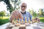 Anciano jugando al ajedrez