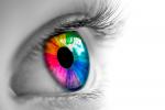 Fotografía de un ojo con varios colores