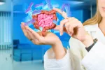 Alteraciones en la flora intestinal pueden aumentar el riesgo de diabetes Doctora mostrando un modelo 3D de un intestino humano
