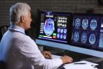 Neurólogo examinando un resonancia magnética de un cerebro humano en un ordenador