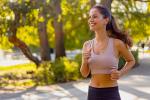 Mujer sonríe mientras corre al aire libre