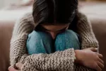 El 24% de las jóvenes menores de 20 años ha sufrido violencia de género Chica adolescente triste y/o asustada
