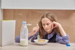 Los niños que se saltan el desayuno son menos felices Adolescente triste no quiere desayunar