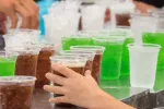 Aumento significativo del consumo de bebidas azucaradas en niños y adolescentes Mano de un niño coge una de las muchas bebidas azucaradas que hay sobre una mesa