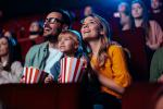 Familia viendo una película en el cine