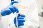 Un científico de GSK sostiene una pipeta en el laboratorio