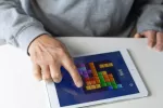 Los recuerdos traumáticos se pueden reducir con una terapia con Tetris Un hombre jugando al Tetris en la tablet
