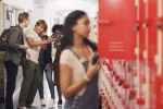El acoso escolar altera el desarrollo del cerebro de los adolescentes Grupo de adolescentes burlándose de una compañera