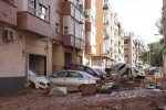 Científicos vinculan la intensidad de la DANA de Valencia al cambio climático Coches amontonados por la riada en una calle de un pueblo de Valencia