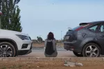 Vivir un desastre como la DANA en el embarazo afecta al desarrollo del bebé Mujer sentada entre dos coches durante la tragedia de la DANA en Valencia