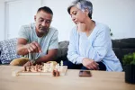 La estimulación intelectual puede reducir los síntomas del Huntington Dos personas mayores jugando al ajedez