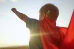 El reto viral de TikTok Superman Challenge puede causar lesiones a niños y adolescentes Niño con capa de Superman imita el gesto de iniciar el vuelo