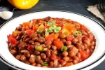 Comer frijoles con salsa chili en el embarazo reduce el riesgo de diabetes gestacional Plato de frijoles en salsa de chili