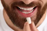Desarrollan un chicle con proteínas antivirales que neutralizan virus del herpes y de la gripe Un hombre se dispone a introducirse un chicle en la boca