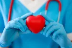 Protección cardiovascular de Mounjaro Médico sostiene un corazón rojo en sus manos