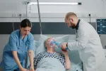 Mujer con problemas respiratorios recibe respiración asistida en el hospital Sanitarios atienden a paciente con problemas respiratorios en el hospital