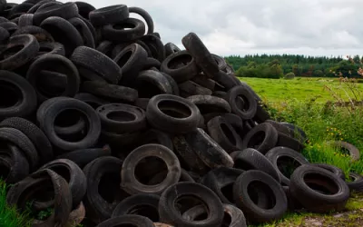 Carbono negro, cómo afecta al cambio climático y la salud Pila de neumáticos usados
