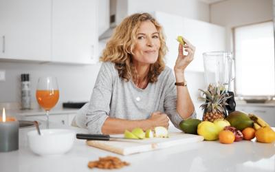 Retrato de una mujer de mediana edad comiendo comida saludable