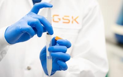 Un científico de GSK sostiene una pipeta en el laboratorio