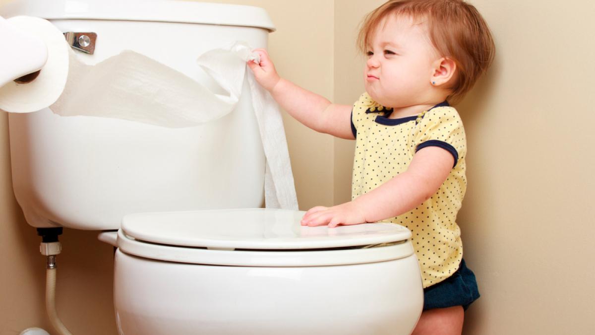 9 Trucos para que tu hijo empiece a usar el baño solito