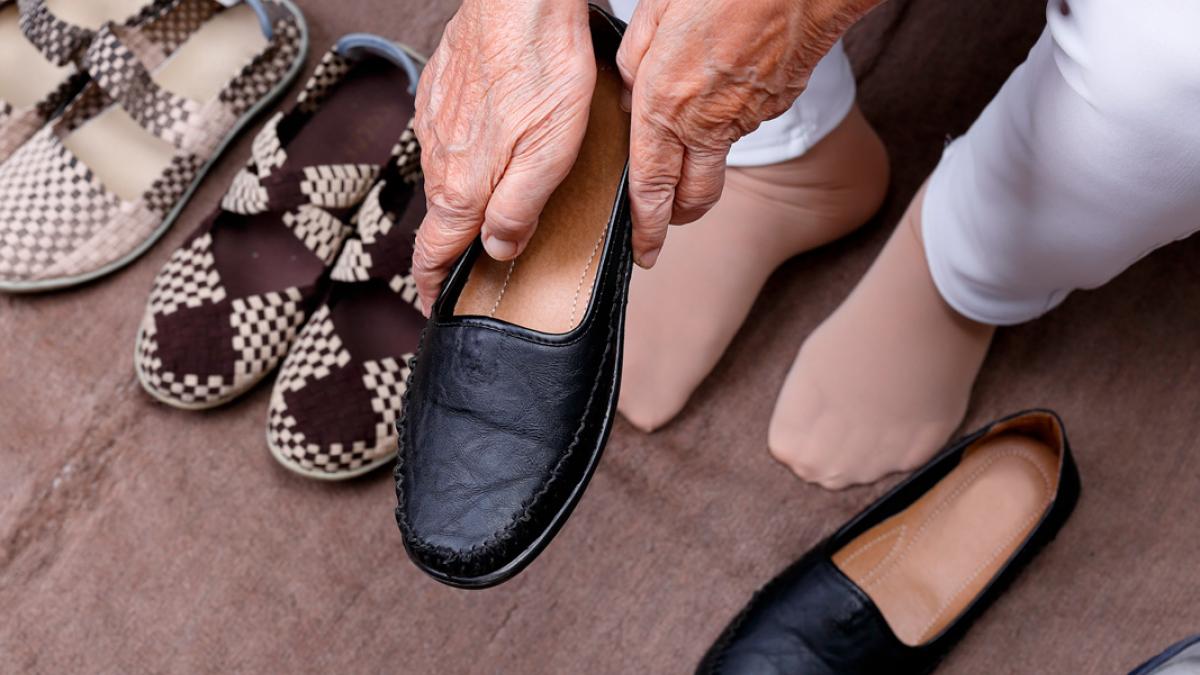 Imperio Ganar control No haga Cómo ha de ser el calzado adecuado para las personas mayores